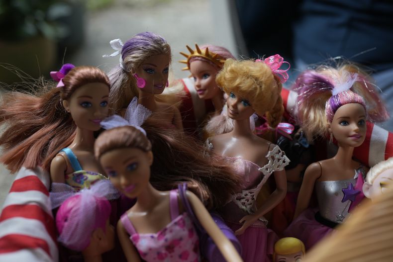 Varias muñecas Barbie reparadas en un cesto en la organización sin fines de lucro Hospital de los Peluches, en donde recuperan y reparan juguetes usados para donarlos a niños vulnerables como regalos de Navidad, en Caracas, Venezuela, el jueves 5 de diciembre de 2024. (AP Foto/Ariana Cubillos)