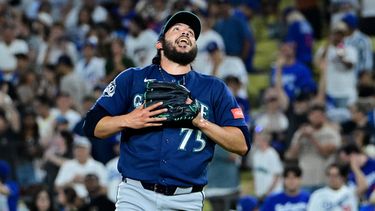 El mexicano Andrés Muñoz, de los Marineros de Seattle, festeja tras conseguir el último out ante los Dodgers de Los Ángeles, el martes 28 de julio de 2026 (AP Foto/Wally Skalij)