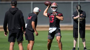 Brock Purdy (13), quarterback de los 49ers de San Francisco, lanza un pase durante la práctica del equipo en el campamento de entrenamiento, el lunes 27 de julio de 2026, en Santa Clara, California. (AP Foto/Jeff Chiu)
