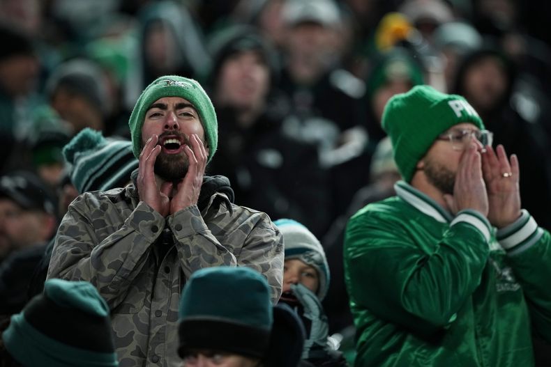 Los seguidores de los Eagles de Filadelfia abuchean a su equipo durante el partido del viernes 28 de noviembre de 2025, ante los Bears de Chicago (AP Foto/Matt Slocum)