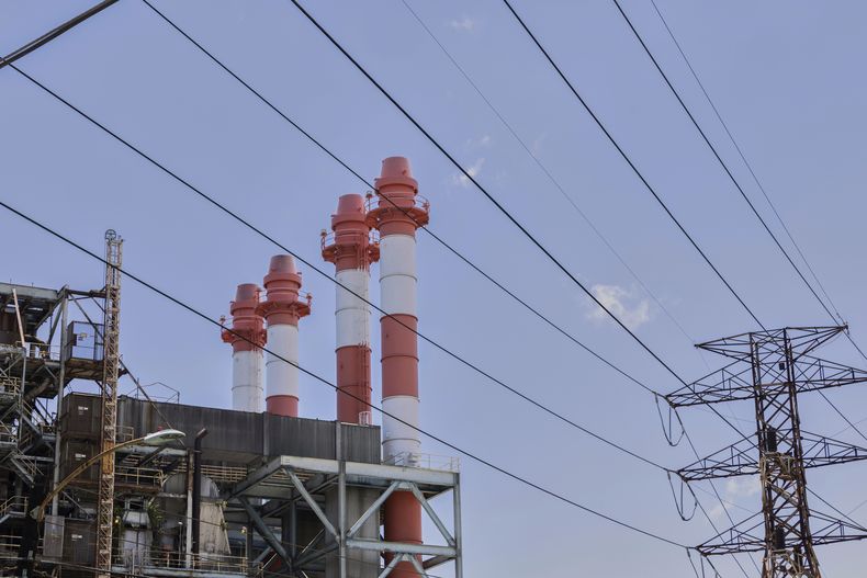 Cables eléctricos en la planta de electricidad Palo Seco en Toa Baja, Puerto Rico, el 8 de mayo del 2025. (AP foto/Alejandro Granadillo)