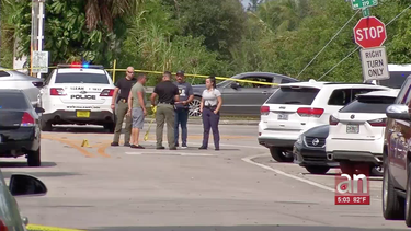 le intentaron robar mientras arreglaba su auto en una calle de hialeah , y se llevaron una lluvia de balas
