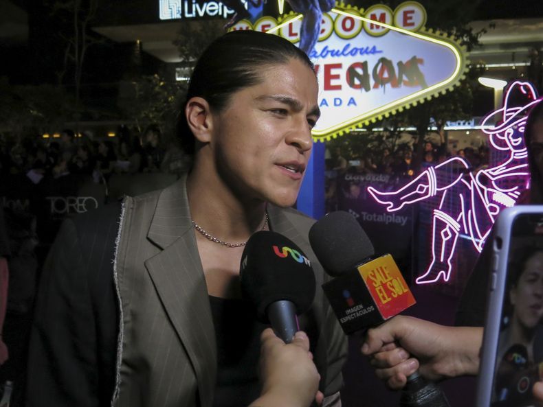 El actor mexicano Cristo Fernández habla con medios en la alfombra roja de la película Venom: The Last Dance en la Ciudad de México, el martes 15 de octubre de 2024. (Foto AP/Berenice Bautista)