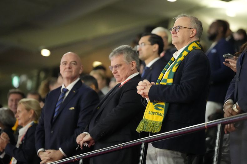ARCHIVO - Foto del 16 de agosto del 2023, el presidente de la FIFA Gianni Infantino y el Primer Ministro de Australia Anthony Albanese observan la semifinal del Mundial femenino entre Australia e Inglaterra. (AP Foto/Mark Baker, Archivo)