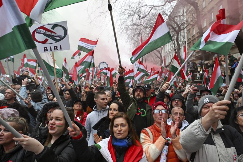 Un grupo de personas asisten a la celebración organizada por el opositor Partido Tisza para conmemorar la revolución húngara de 1848 contra el gobierno de los Habsburgo en Budapest, Hungría, el sábado 15 de marzo de 2025. (Tibor Illyes/MTI vía AP)