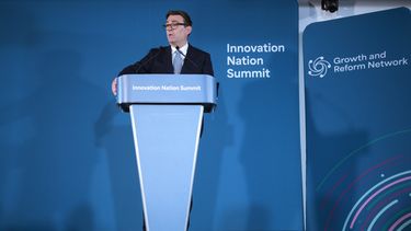 El primer ministro británico Andy Burnham ofrece un discurso en Manchester, Inglaterra, el 9 de octubre del 2026. (Christopher Furlong/Pool Photo via AP)