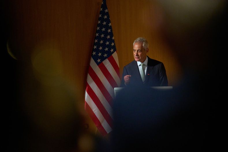 Rahm Emanuel, posible candidato demócrata a la presidencia de Estados Unidos y defensor de Israel desde hace mucho tiempo, habla en la Universidad de Tel Aviv, Israel, el miércoles 8 de julio de 2026. (AP Foto/Ariel Schalit)