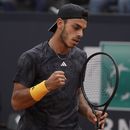 Francisco Cerúndolo reacciona tras ganar un punto ante Jannik Sinner en el Abierto de Italia, el martes 16 de mayo de 2023, en Roma. (AP Foto/Gregorio Borgia)