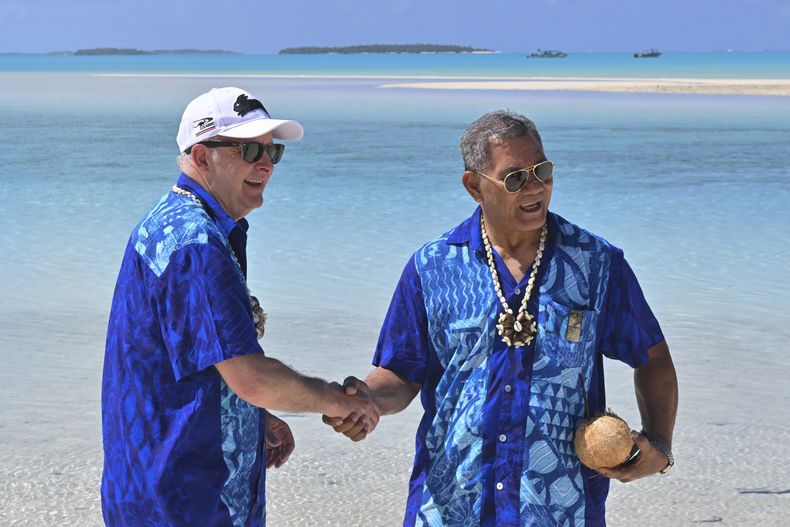 El primer ministro de Australia, Anthony Albanese (izquierda), estrecha la mano de su homólogo de Tuvalu, Kausea, en la Isla One Foot durante el Foro de las Islas del Pacífico en Aitutaki, en las Islas Cook, el 9 de noviembre de 2023. (Mick Tsikas/AAP Image vía AP)