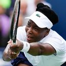 Venus Williams devuelve una pelota frente a Kamilla Rakhimova durante el Abierto de Toronto, el domingo 2 de agosto de 2026, en Toronto. (Chris Young/The Canadian Press via AP)