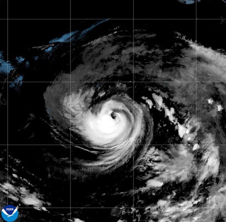 Esta imagen satelital difundida por la NOAA muestra al huracán Karina intensificándose frente al extremo sur de Baja California, el domingo 30 de agosto de 2026. (NOAA vía AP)