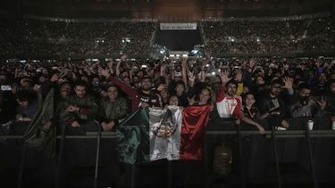 Fans en el concierto de Oasis durante su gira mundial en la Ciudad de México, el viernes 12 de septiembre de 2025. (Foto AP/Eduardo Verdugo)