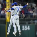 Bobby Witt Jr. y Michael Massey festejan la victoria de los Reales de Kansas City ante los Filis de Filadelfia, el viernes 4 de agosto de 2023 (AP Foto/Matt Slocum)
