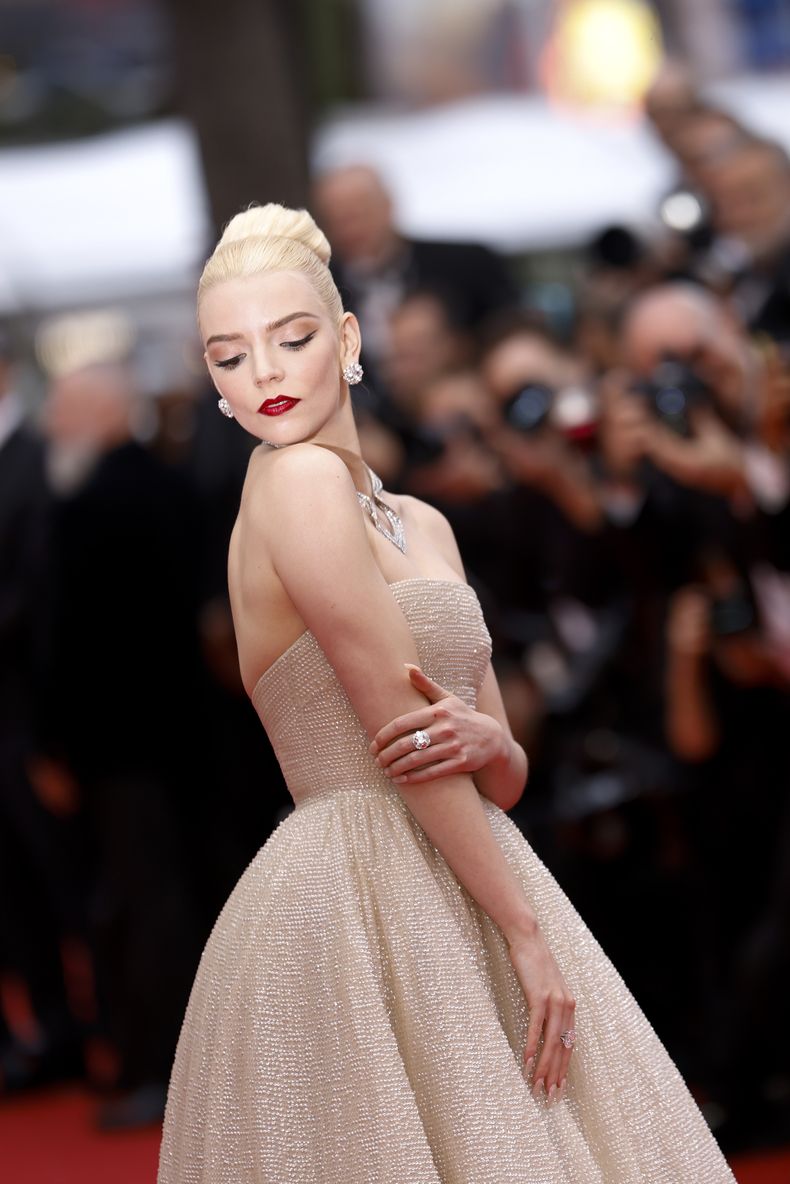 Anya Taylor-Joy posa a su llegada al estreno de la película Furiosa: A Mad Max Saga en la 77a edición del Festival de Cine de Cannes en Francia el miércoles 15 de mayo de 2024. (Foto Scott A Garfitt/Invision/AP)