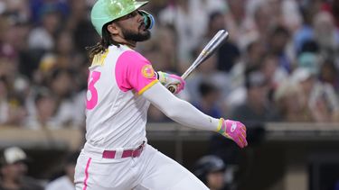 El dominicano Fernando Tatis Jr., de los Padres de San Diego, batea un jonrón en el juego del viernes 28 de julio de 2023, ante los Rangers de Texas (AP Foto/Gregory Bull)