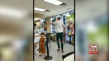 hombre quedo captado en camara mientras insultaba a una empleada de un dunkin donuts en miami beach