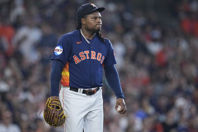 El abridor de los Astros de Houston Framber Valdez camina cerca del montículo tras un sencillo remolcador de J.P. Crawford para los Seattle Mariners durante el juego del sábado en Houston. (AP Foto/Kevin M. Cox)