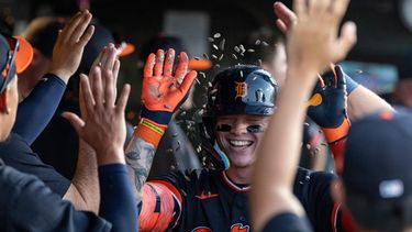 Max Clark, de los Tigres de Detroit, festeja luego de conseguir un jonrón de dos carreras en el duelo ante los Atléticos, el sábado 1 de agosto de 2026 (AP Foto/Sara Nevis)