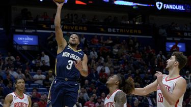 McCollum lidera triunfo de unos diezmados Pelicans