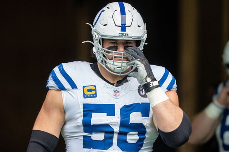 ARCHIVO — El liniero ofensivo de los Colts de Indianápolis, Quenton Nelson, observa antes de un partido de fútbol americano de la NFL contra los Seahawks de Seattle, el domingo 14 de diciembre de 2025, en Seattle. (Foto AP/Stephen Brashear, Archivo)