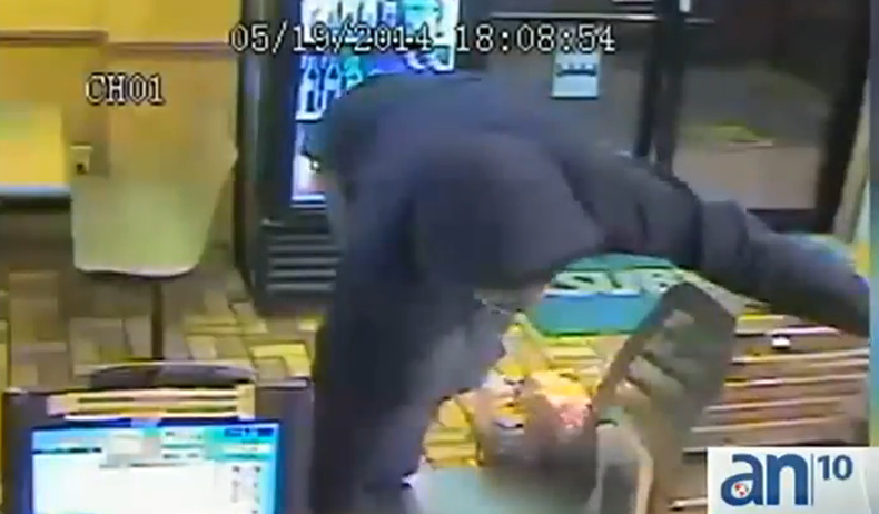 Hombre armado asalta un restaurante de comida rápida y carga hasta con parte de la caja registradora.