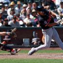 Hao-Yu Lee, derecha, de los Tigres de Detroit, conecta un sencillo productor frente a Drew Cavanaugh, izquierda, receptor de los Gigantes de San Francisco, durante la 10ma entrada del juego de béisbol de Grandes Ligas, el domingo 9 de agosto de 2026, en San Francisco. (AP Foto/Jed Jacobsohn)