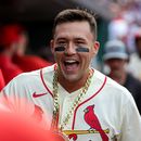 Lars Nootbaar, de los Cardenales de San Luis, celebra en la caseta con sus compañeros después de batear un cuadrangular de tres carreras durante la primera entrada del juego de béisbol contra los Bravos de Atlanta, el sábado 11 de julio de 2026, en San Luis. (AP Foto/Scott Kane)