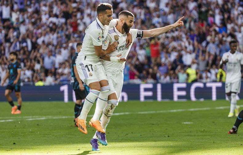 Karim Benzema del Real Madrid celebra con su compañero Lucas Vazquez tras anotar el segundo gol del encuentro ante el Almería en la liga española el sábado 29 de abril del 2023. (AP Foto/Pablo Garcia)
