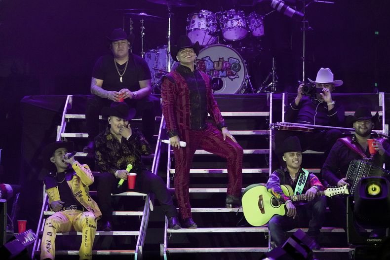 ARCHIVO - Integrantes de la banda de música regional Grupo Firme durante una actuación en un concierto gratuiro en el Zócalo, la principal plaza de Ciudad de México, el 25 de septiembre de 2022. (AP Foto/Eduardo Verdugo, Archivo)