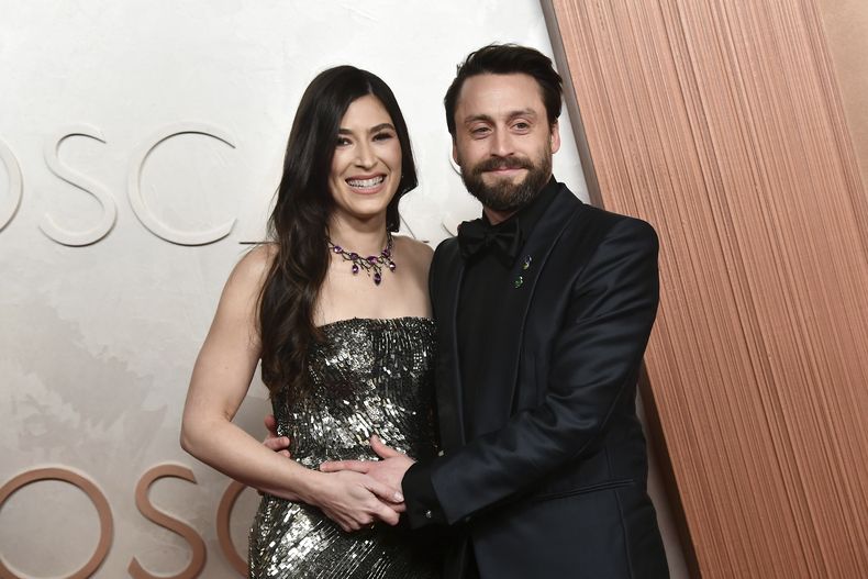 Jazz Charton y Kieran Culkin llegan a los Premios Oscar, el 2 de marzo de 2025, en el Teatro Dolby, en Los Angeles. (Foto, Richard Shotwell/Invision/AP)