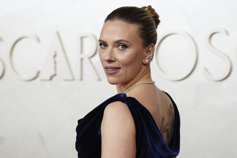 Scarlett Johansson llega a los Premios Oscar, el 2 de marzo de 2025, en el Teatro Dolby, en Los Angeles. (Foto, Jordan Strauss/Invision/AP)