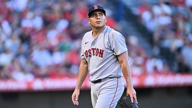 El lanzador de los Medias Rojas de Boston, Ranger Suárez, camina de regreso al dugout después de la primera entrada de un partido de béisbol contra los Angelinos de Los Ángeles, el domingo 5 de julio de 2026, en Anaheim, California. (Foto AP/William Liang)
