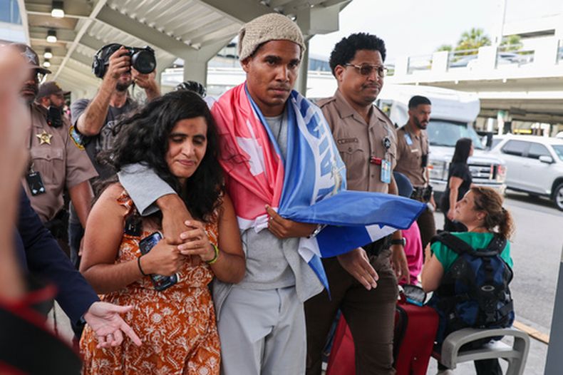 El activista cubano Luis Manuel Otero Alcántara en el Aeropuerto Internacional de Miami el 18 de julio del 2026. (AP foto/David Santiago)