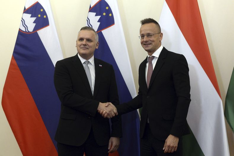 El ministro esloveno de Medio Ambiente, Clima y Energía, Bojan Kumer (izquierda), es recibido por el ministró húngaro de Asuntos Exteriores, Peter Szijjarto, para una reunión en Budapest, Hungría, el miércoles 4 de octubre de 2023. (Attila Kovacs/MTI via AP)