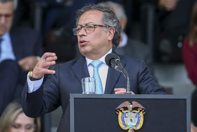 El presidente de Colombia, Gustavo Petro, habla durante la ceremonia de juramentación del general William Salamana como nuevo jefe de policía en Bogotá, Colombia, el martes 9 de mayo de 2023. (AP Foto/John Vizcaino)