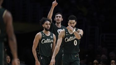 Celtics pierden una gran ventaja antes de remontar a Lakers