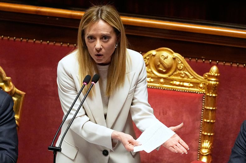 La primera ministra italiana Giorgia Meloni habla ante el Senado acerca del conflicto en Irán en la región del Golfo, en Roma, Italia, el miércoles 11 de marzo de 2026. (AP Foto/Alessandra Tarantino)