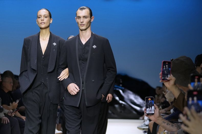 Modelos lucen piezas de la colección para caballeros de Giorgio Armani Primavera-Verano 2026, que se presentó en Milán, Italia, el lunes 23 de junio de 2025. (Foto AP/Luca Bruno)