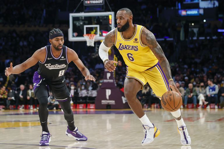 Kings derrotan a Lakers 141-137 luego de 3 prórrogas