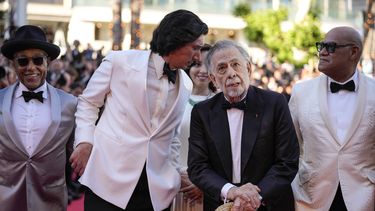 Giancarlo Esposito, de izquierda a derecha, Adam Driver, Aubrey Plaza, al fondo, el director Francis Ford Coppola, y Laurence Fishburne posan a su llegada a la premiere de la película Megalopolis en la 77a edición del Festival de Cine de Cannes, en Francia, el jueves 16 de mayo de 2024. (Foto Andreea Alexandru/Invision/AP)