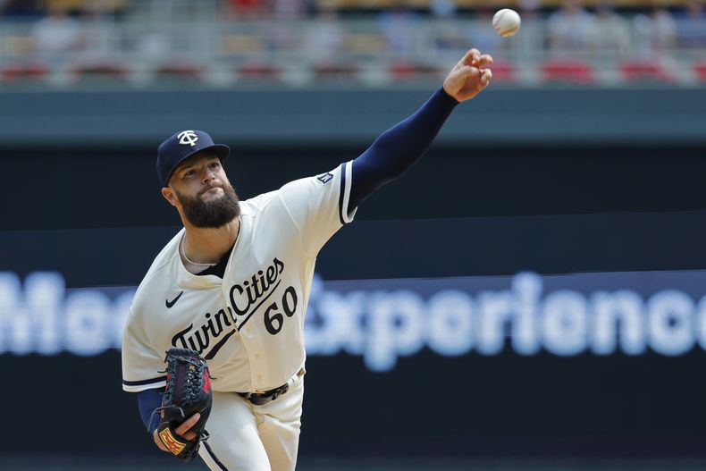 Dallas Keuchel de los Mellizos de Minnesota lanza ante los Piratas de Pittsburgh, el domingo 20 de agosto de 2023, en Minneapolis. (AP Foto/Bruce Kluckhohn)