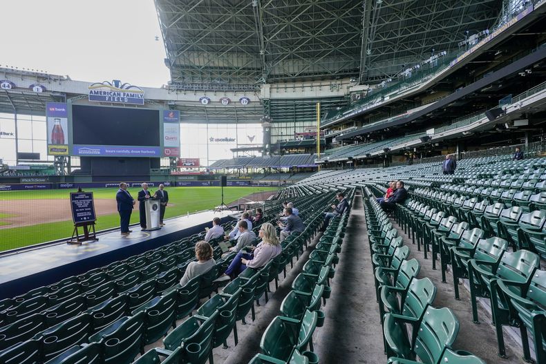 El jefe de la legislatura del estado de Wisconsin, Robin Vos (centro) durante la presentación de un plan para financia obras de renovación en el estadio de los Cerveceros de Milwaukee, el lunes 18 de septiembre de 2023. (AP Foto/Morry Gash)