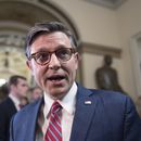 El presidente de la Cámara de Representantes de Estados Unidos, el republicano Mike Johnson, habla con los reporteros justo después de una votación por un paquete de ayuda para Ucrania, Israel y otros aliados de Estados Unidos, en el Capitolio de Washington, el viernes 19 de abril de 2024. (AP Foto/J. Scott Applewhite)