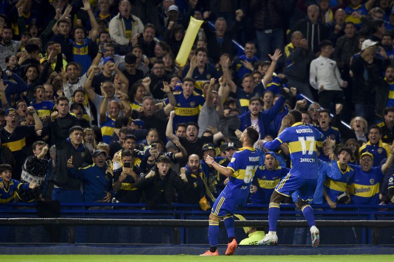 Marcelo Weigandt (izquierda), de Boca Juniors, festeja tras anotar el primer tanto ante Colo Colo de Chile en un duelo de la Copa Libertadores, el martes 6 de junio de 2023, en Buenos Aires. (AP Foto/Gustavo Garello)