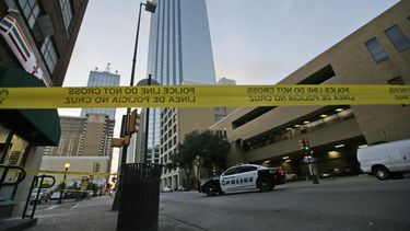 dallas: agresor tenia arsenal en casa