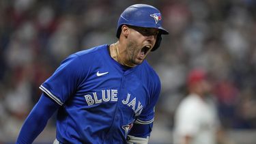 George Springer, de los Azulejos de Toronto, festeja tras conectar un jonrón ante los Guardianes de Cleveland, el martes 24 de junio de 2025 (AP Foto/Sue Ogrocki)