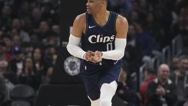 Russell Westbrook, de los Clippers de Los Ángeles, corre en la duela durante la primera mitad del juego de baloncesto de la NBA en contra de los Wizards de Washington, el viernes 1 de marzo de 2024, en Los Ángeles. Westbrook se fracturó la mano izquierda durante la primera mitad. (AP Foto/Ryan Sun)