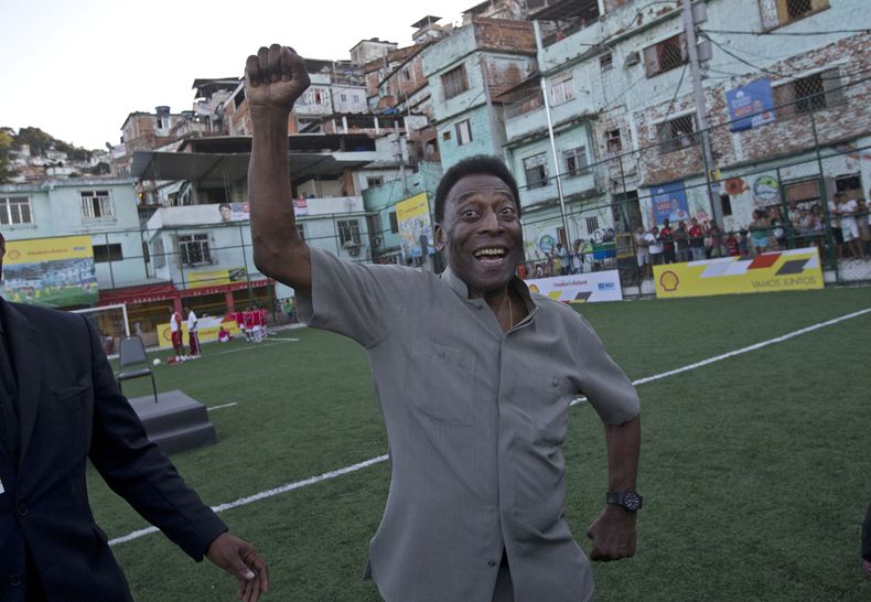 El astro brasile&ntilde;o del f&uacute;tbol, Pel&eacute;, sonr&iacute;e al posar para fotos en una cancha en la favela Morro da Mineira en R&iacute;o de Janeiro el 10 de septiembre de 2014. Pel&eacute; fue operado por c&aacute;lculos renales el 13 de novi