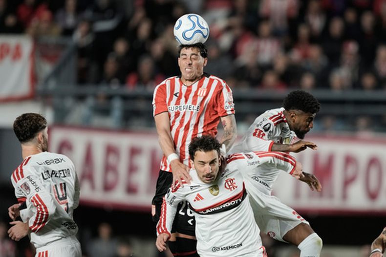 José Funes, de Estudiantes de Argentina, cabecea el balón detrás de Emerson Royal, de Flamengo, en la ida de las semifinales de la Copa Libertadores, el jueves 15 de octubre de 2026 en La Plata (AP Foto/Natacha Pisarenko)