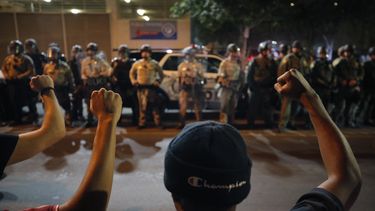 Manifestantes vuelven a las calles pese a toques de queda